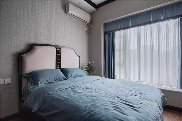 128㎡新中式装修，客厅搭配黑色皮沙发，既时尚又上档次