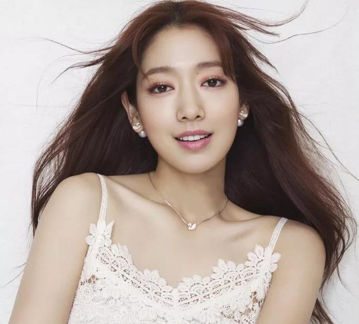 顶级模特的走秀翻车现场,女明星红毯走秀翻车事件