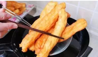 油条膨松剂炸油条能放鸡蛋吗,炸油条为了蓬松酥脆要加什么