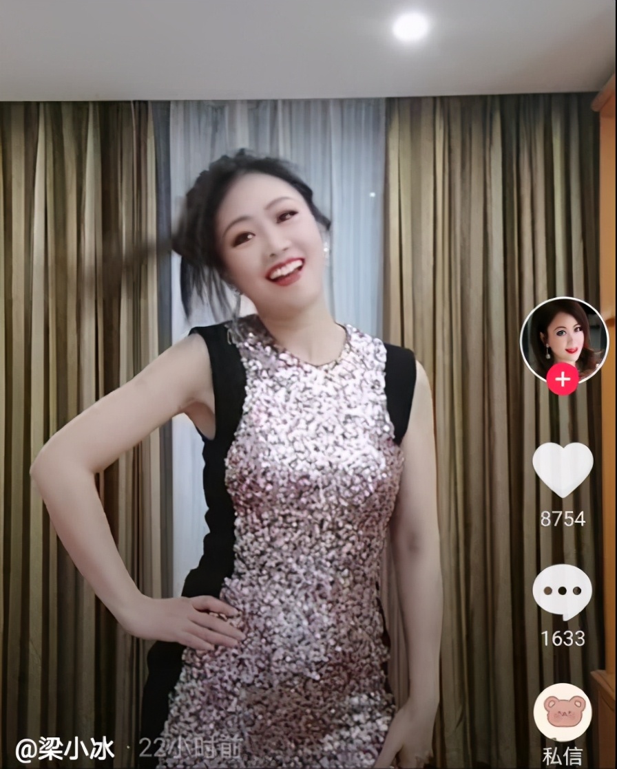 50岁梁小冰小腹凸显,被网友怀疑怀孕,6字回应尽显情商