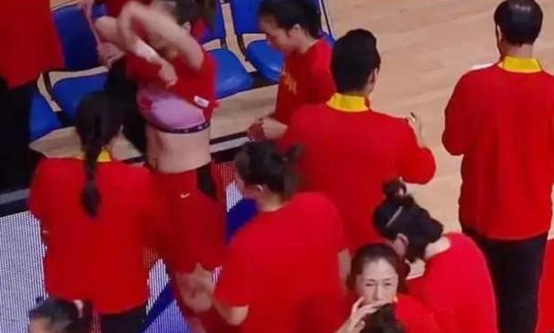 女篮一姐最新视频,女篮换球衣忘我状态