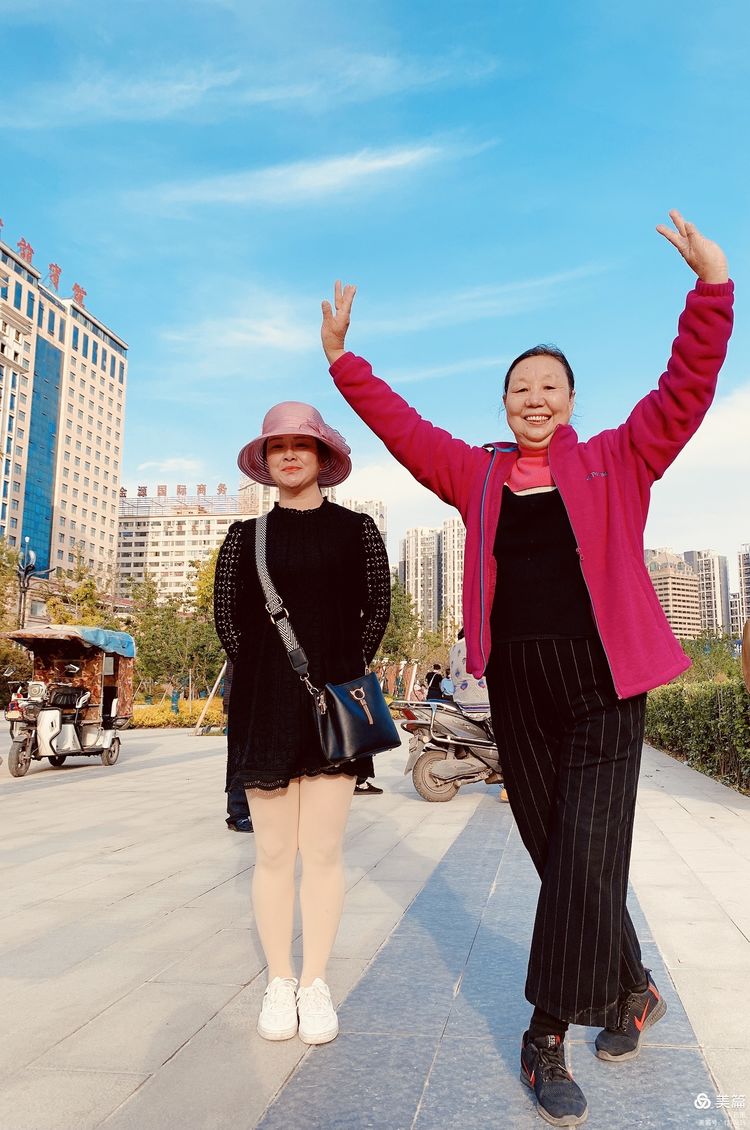 洛阳牡丹广场：*疆新**舞大联欢