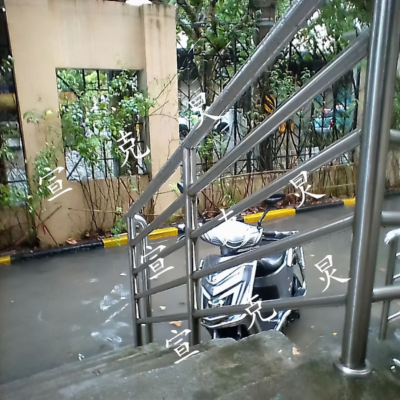 外卖小哥雨夜拔充电器触电后被救,外卖员积水处拔电瓶插头触电身亡