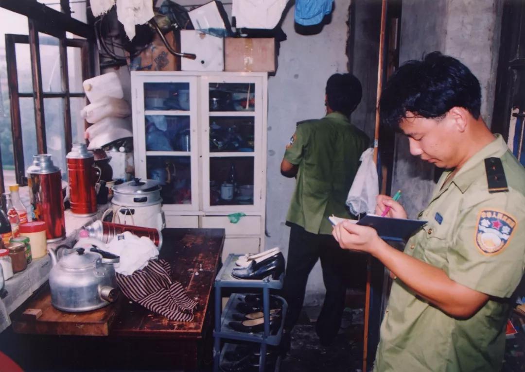 用镜头对准法子英枪口的警察摄影家