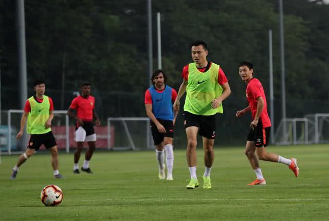 一年的冤屈在夺冠后释怀，你会给本赛季的恒大球员作出什么评价？