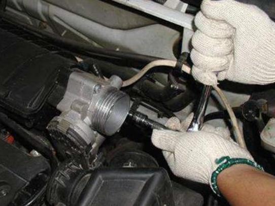 自己动手清洗节气门积碳,清除节气门积碳的最佳方法