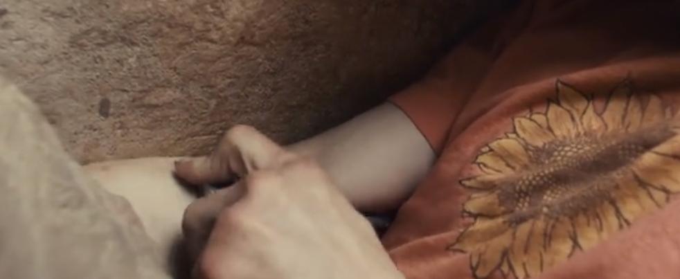 又渴又疼！手臂被石头卡住五天五夜？这部电影告诉你如何断臂求生