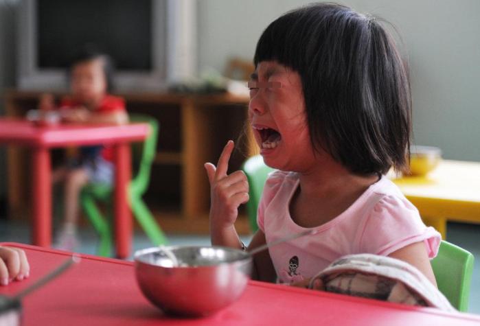 小男孩有什么错只是想要抱抱,为什么小男孩更需要抱抱