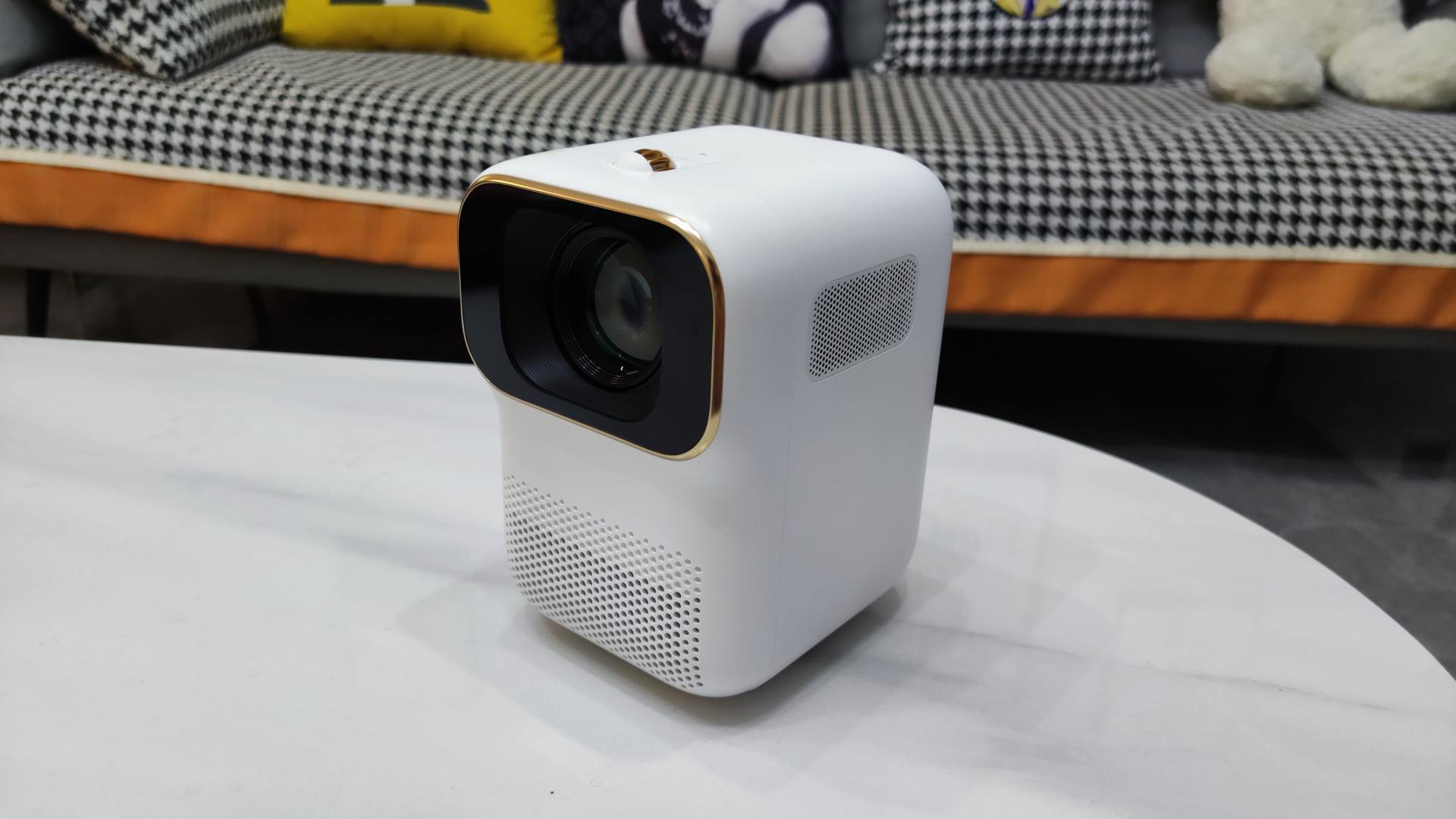 小明q1特别版智能投影仪,小明q1pro投影仪和极米newz6比较