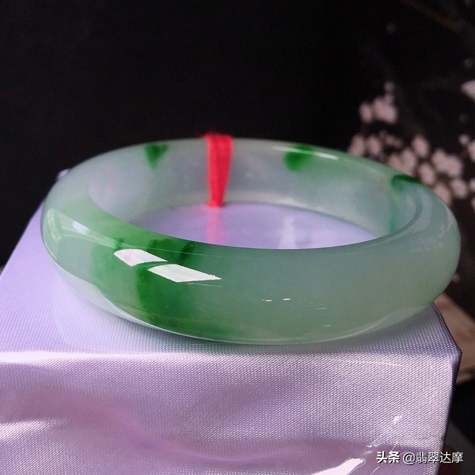 把翡翠手镯摔坏的视频,翡翠观音摔坏了怎么改