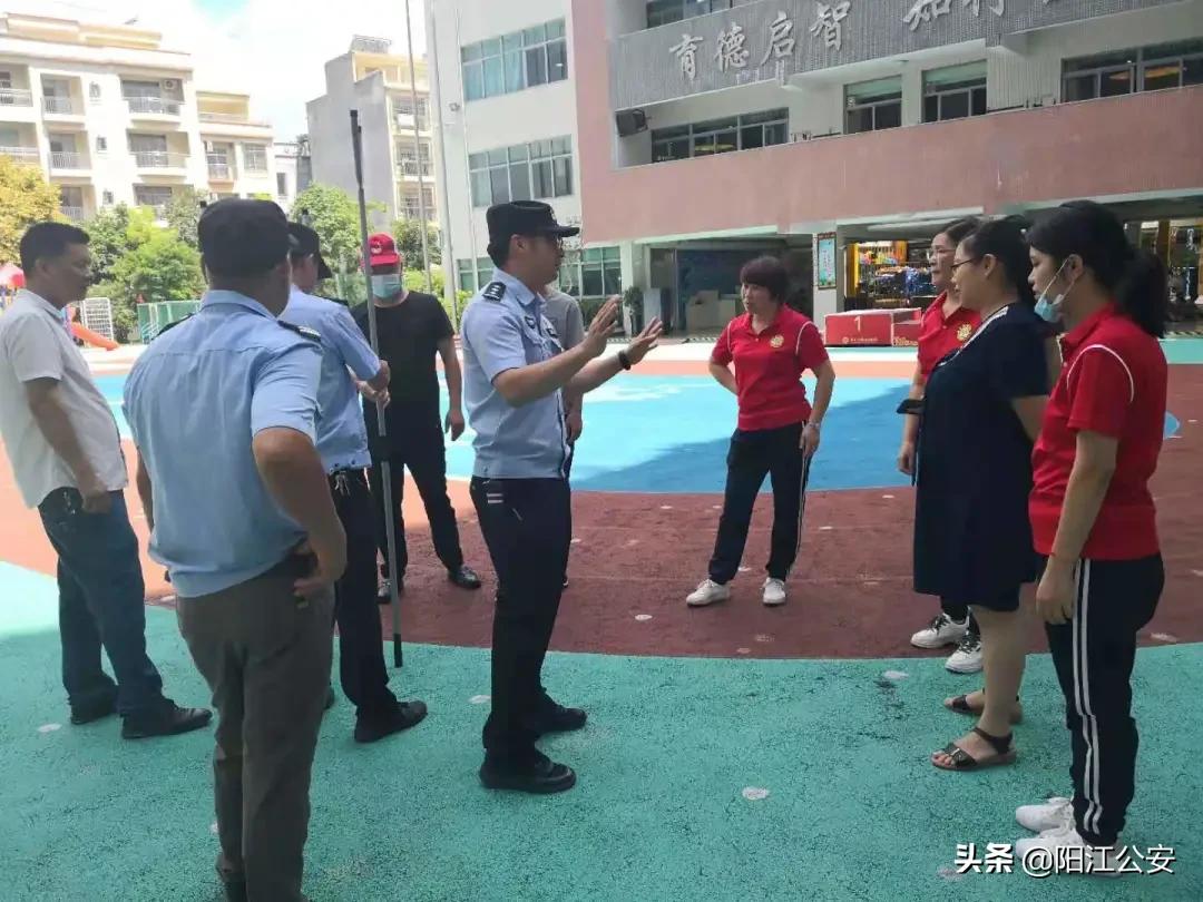 警民共筑连心桥携手保平安,社区警务室与社区共同开展工作