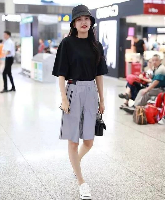 大腿粗就别穿超短裤了，不妨来条五分裤，孙怡乔欣尤其喜欢