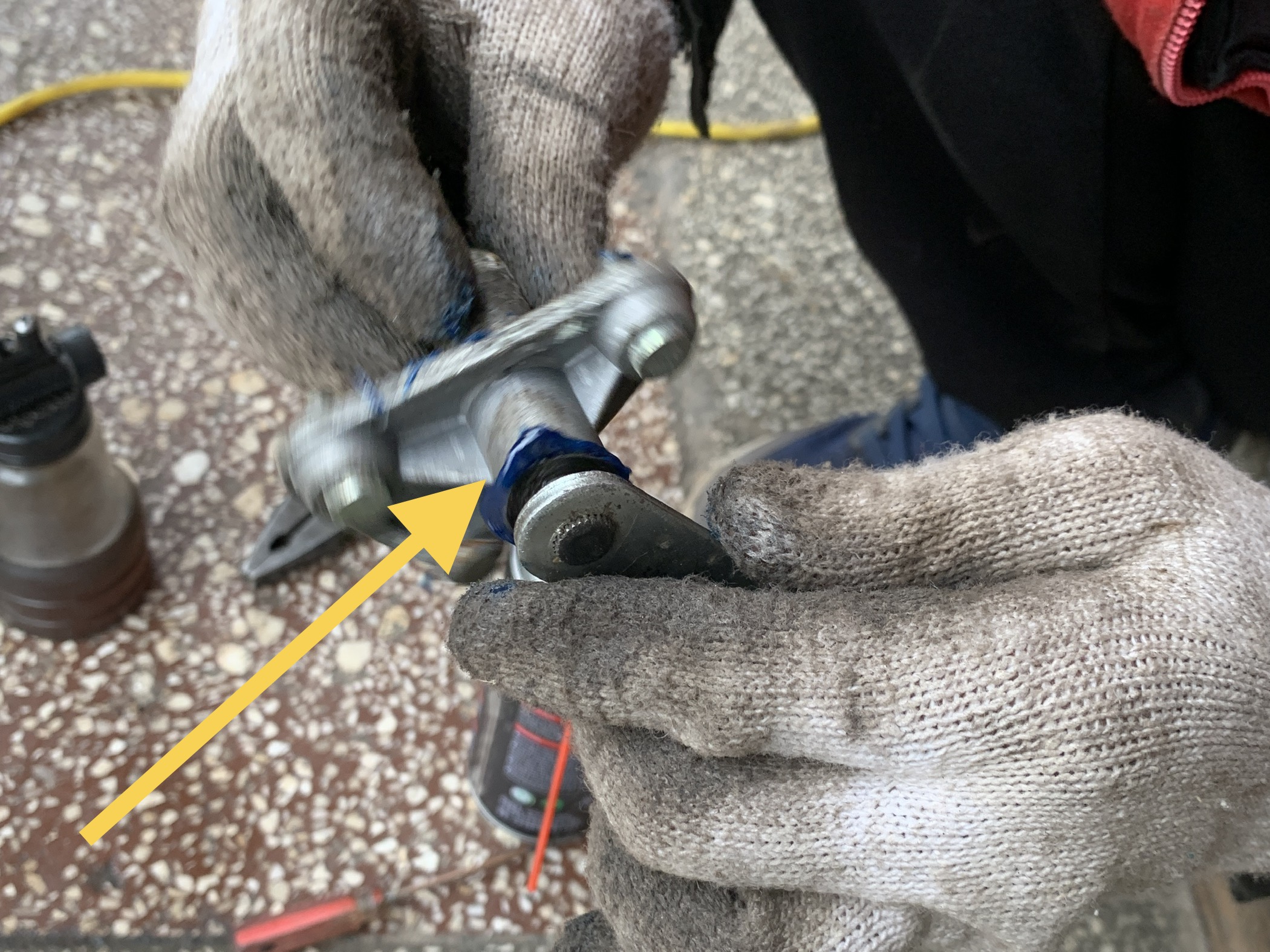 汽车雨刷器卡住了,雨刷臂压不住玻璃