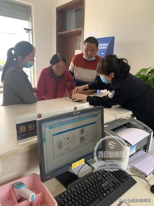 民警赶往医院为老人补办身份证,派出所上门为老人补身份证