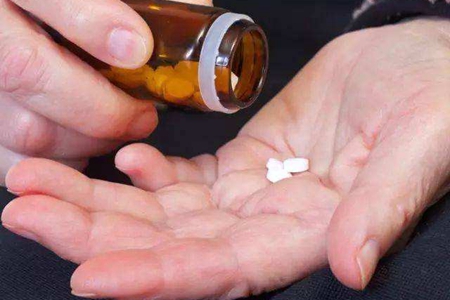 秋水仙碱吃了多久才拉肚子,吃秋水仙碱拉肚子要持续多久