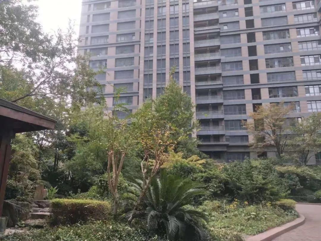 稀缺125平大三房中间楼层急售好房,精装房源急售地铁口三房