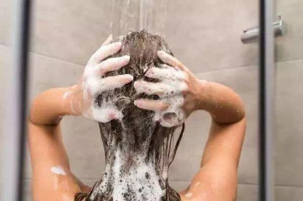 后背痘痘一堆,后背一大片痘痘多年没好