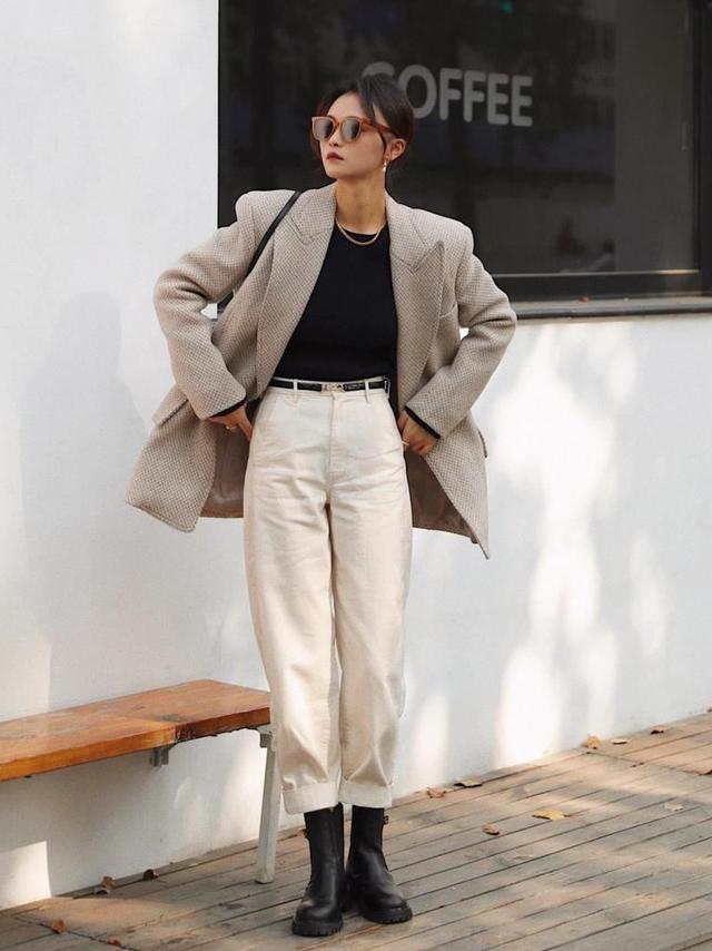 牛仔裤靴子怎么搭外套好看,牛仔裤短靴夏日穿搭