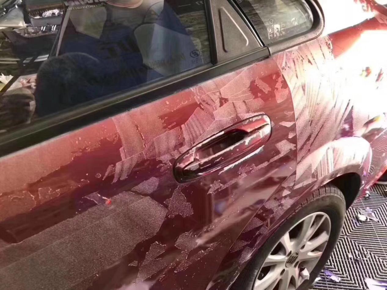 贴了2年的改色膜撕膜会留胶吗,贴完改色膜全是胶印后期能掉吗