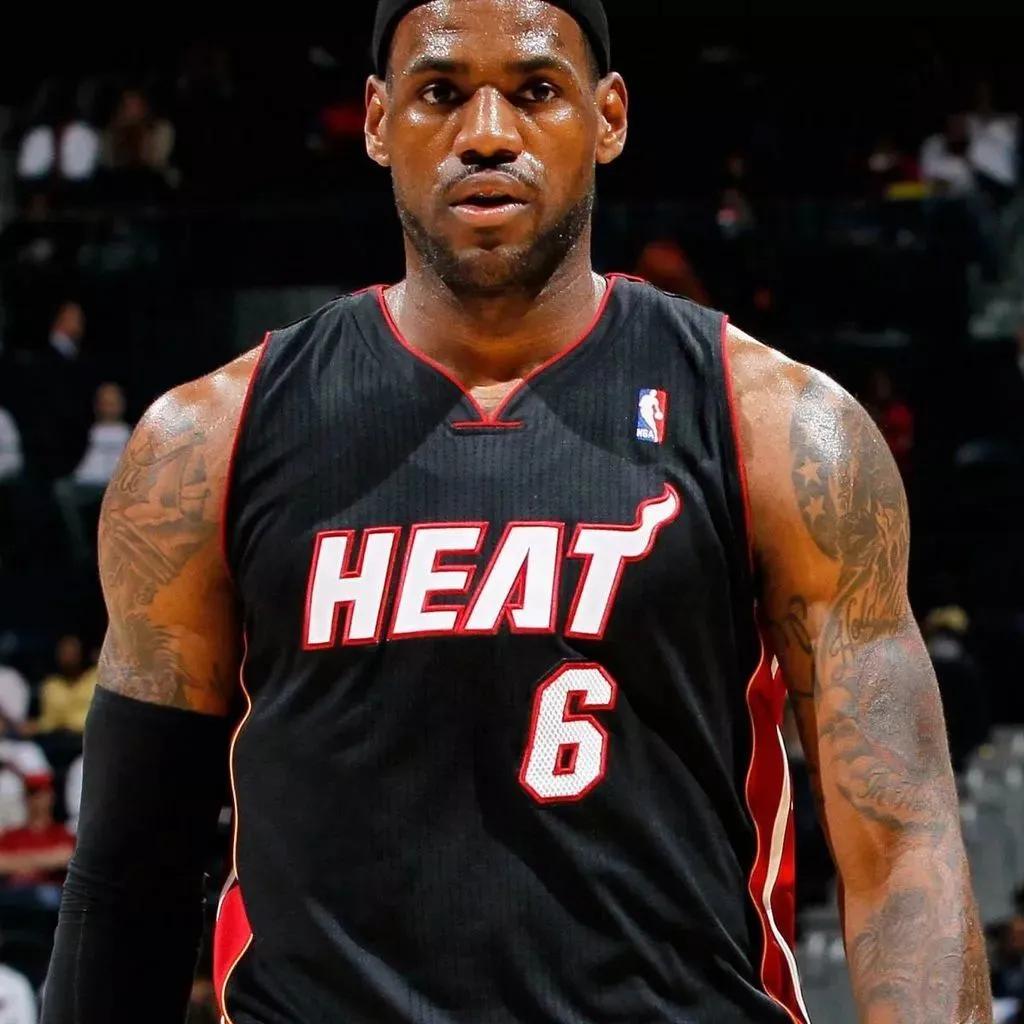 湖人对战雷霆詹姆斯头像,湖人和掘金詹姆斯今天的图片