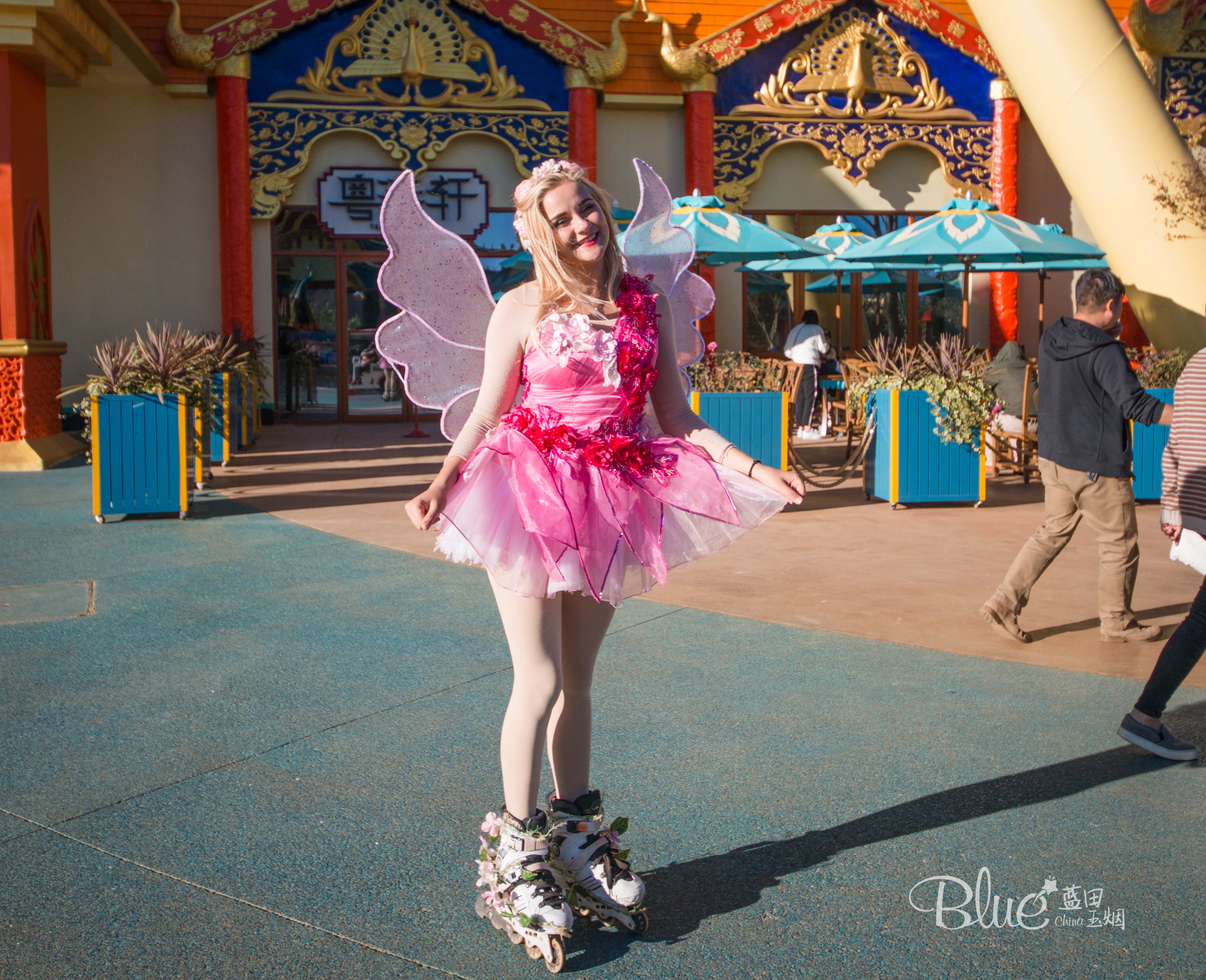 这个游乐园完全是男士们天堂，俄罗斯妹子的香吻和比心会收到手软