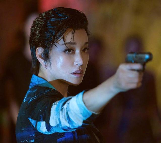 64岁刘晓庆花样多，剪短发梳成背头霸气十足，配西装太MAN了