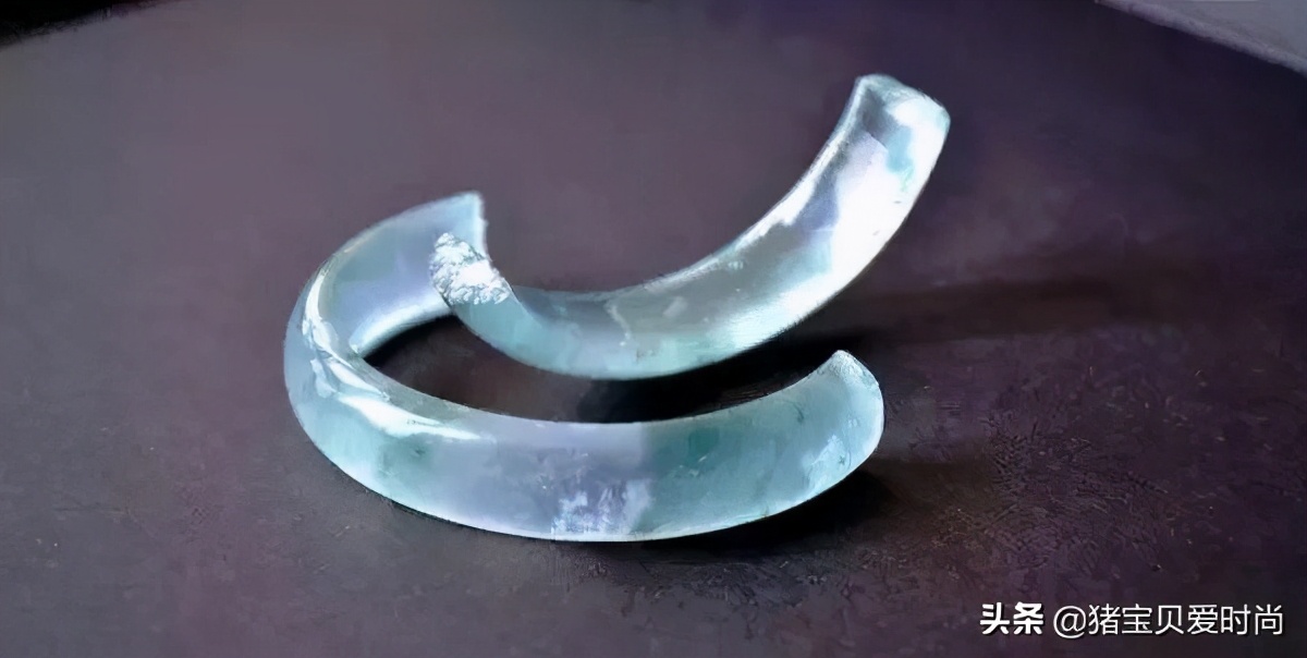 翡翠手镯有裂是不是很容易断开,翡翠手镯比较透摔断了怎么修复