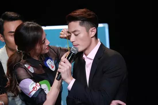 女生想要的身材到底是怎样的,肖战雷佳音的腿