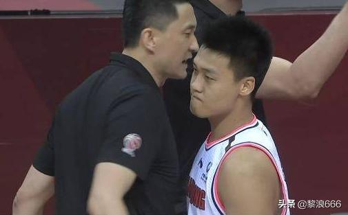 杜锋很少批评易建联,广东易建联犯规杜锋的反应