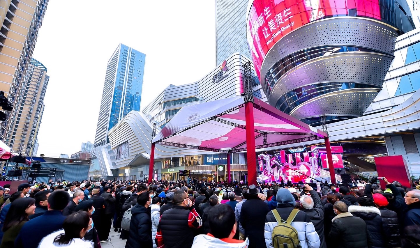 重庆高铁穿高楼的视频,重庆高铁穿楼景观再现