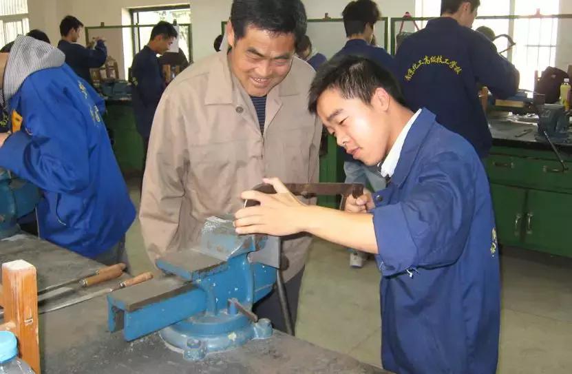 中国高级技工缺2200多万，本科生毕业没工作，技校招生却无人问津