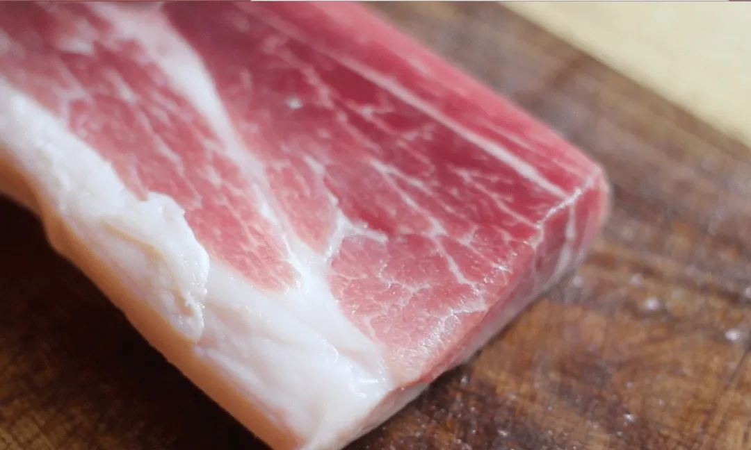 南货店的学徒，知道陆稿荐的酱鸭夫妇合起来就一副眼睛