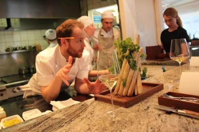 深夜除了晒烤串，还能晒太阳