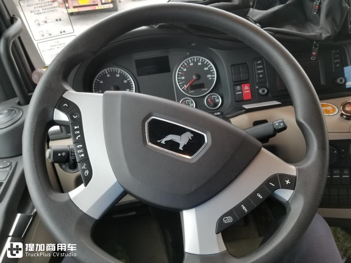 遇到一辆贴满“拜仁慕尼黑”球队元素的卡车，仔细一看竟大有来头