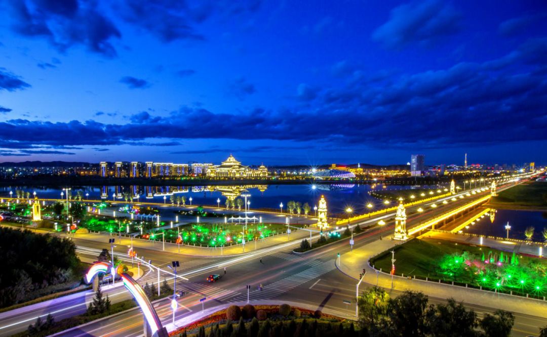 草原上的城市乌兰浩特,草原上升起不落的太阳夕阳正红