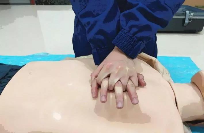 灾害中心肺复苏的第一步,心肺复苏急救培训消防