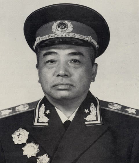 25岁小参谋第一次见到彭德怀就得一绰号，40年后成军委副主席