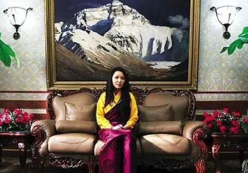 活佛十世班禅，娶了开国上将的外孙女，育有一女现今怎样了？