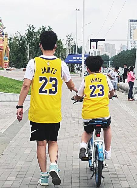 疫情重来，车体脏污、废弃口罩，共享单车卫生让人忧心