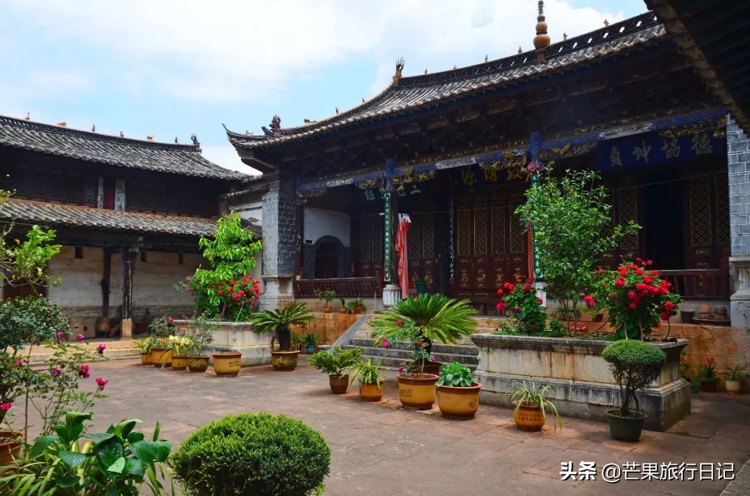 云南有块“天下第一雕”，手机拍照10元相机拍照50元，贵不贵？