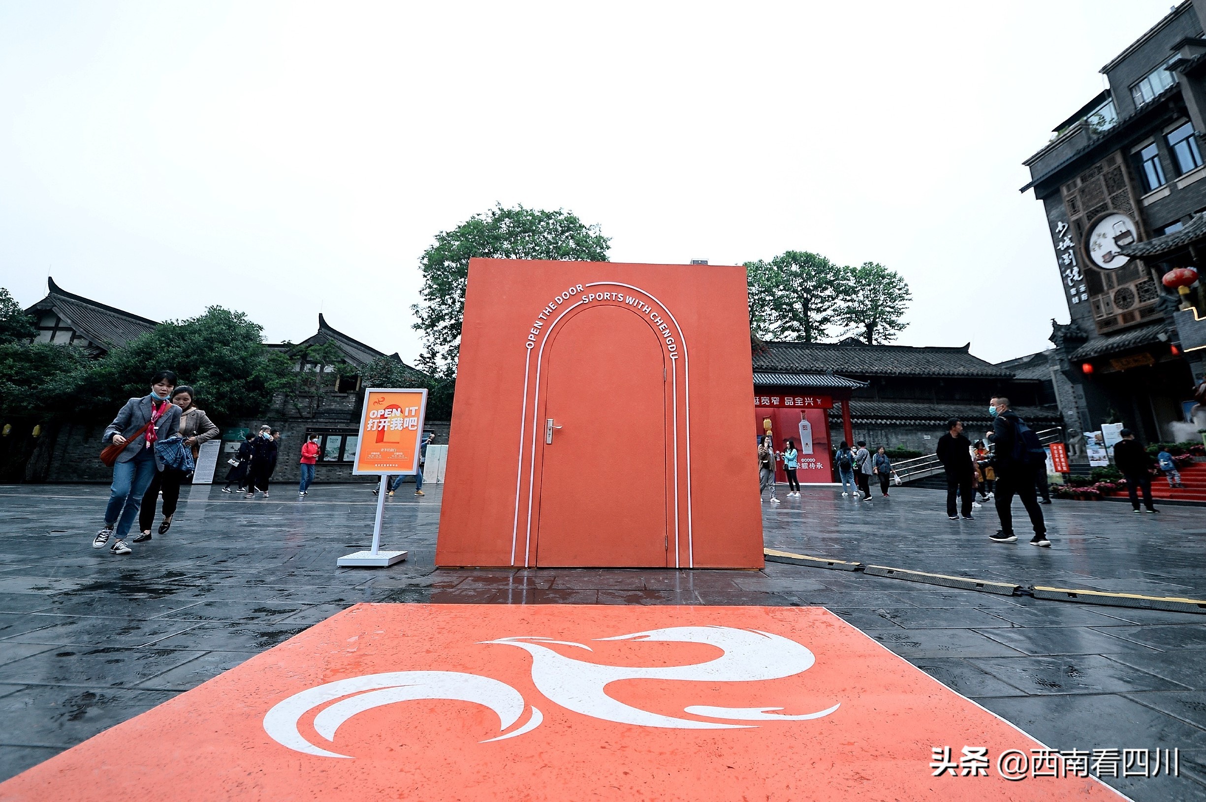 街头惊现任意门,成都街头惊现另类路人