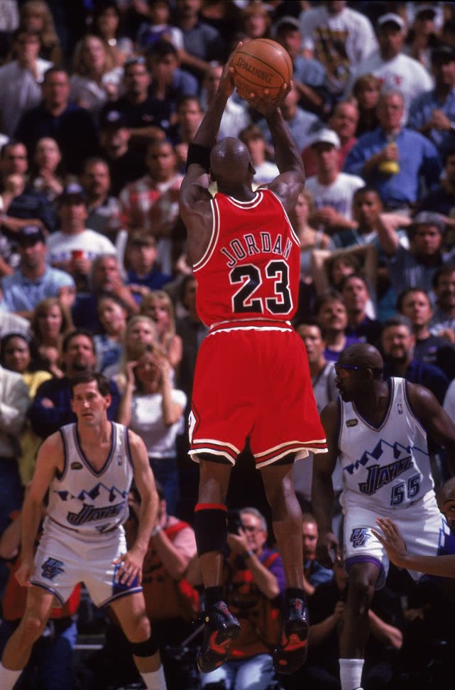 乔丹封神时刻绝杀爵士抢断马龙,乔丹致命中投马龙直接挥泪离场