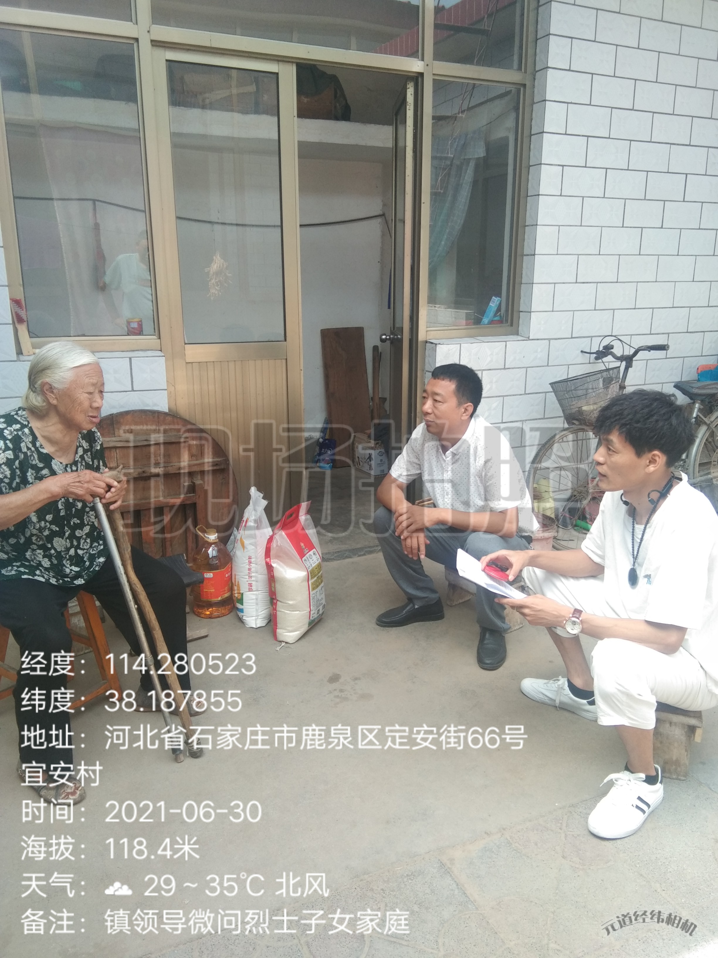 她拉着副区长的手不肯松开