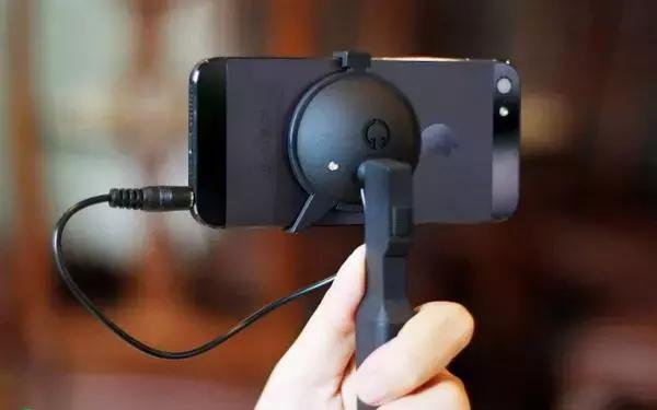 为了拍照防抖，有人叫了一只鸡...