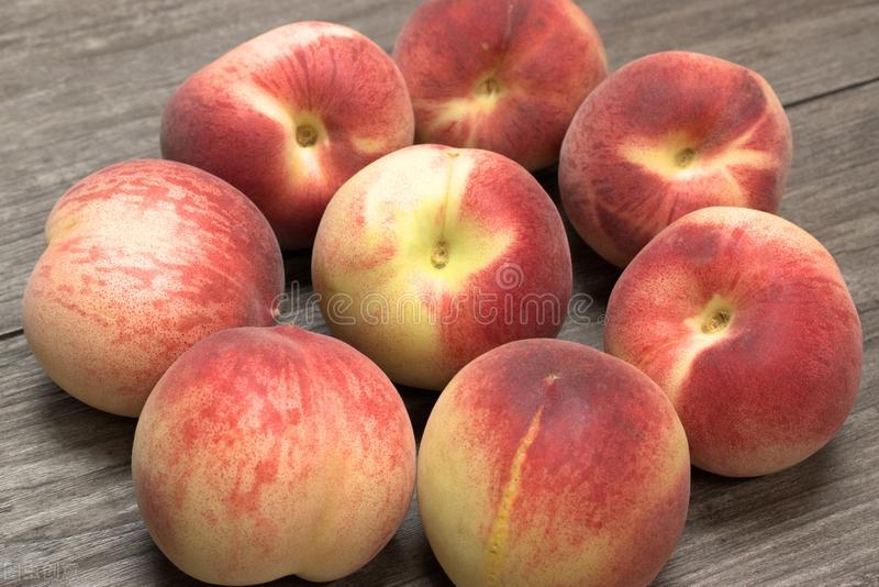 桃子怎么挑选桃核不裂,桃子怎样挑才能甜呢