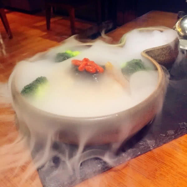 厦门一厨师为研究夏季新菜品玻璃杯盛干冰竟成“*弹炸**”划伤三人