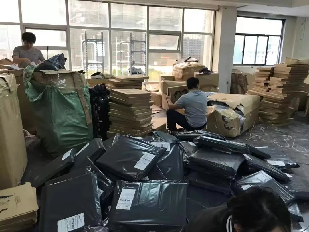 00后的小姑娘开网店一月挣100多万,19岁女孩做生意一年能赚400百万