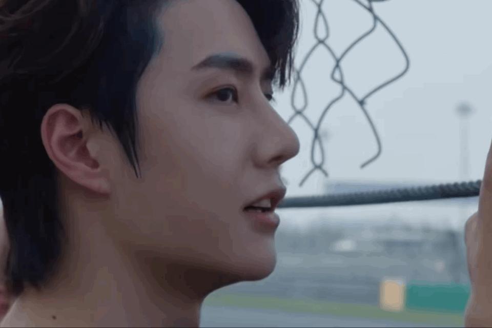 王一博安踏奥运会短袖,王一博奥运宣传片七彩衣服