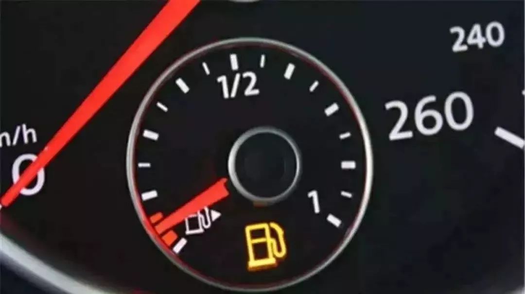 车在路上没油了熄火怎么办,车在路上没油了加油站送油吗