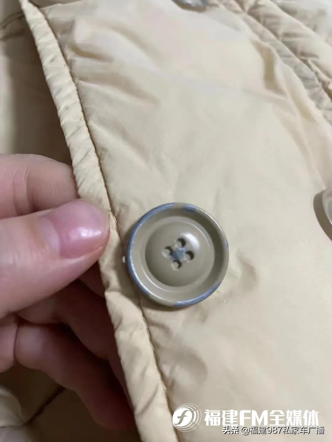 白色羽绒服被染色的最佳处理方法,羽绒服染色了干洗店可洗掉吗